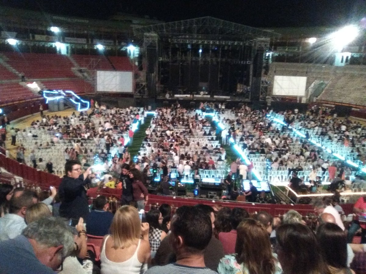 massedes's tweet photo. @dominguezja @manuelcarrasco_ en Murcia  con mi cuñada @dd_mar en  septiembre qué bonito  bailamos el viento! Besosss https://t.co/C9Y1xkfvq2