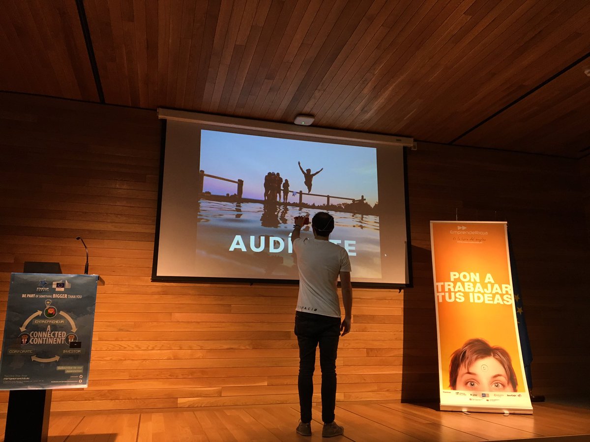 EmprendeRioja's tweet photo. Y con el segundo momento selfie de la noche, con @pepemuerevacio nos vamos a hacer #networking #FunRioja #iniciadorRIO #SEW17 https://t.co/zBwpGNR68V