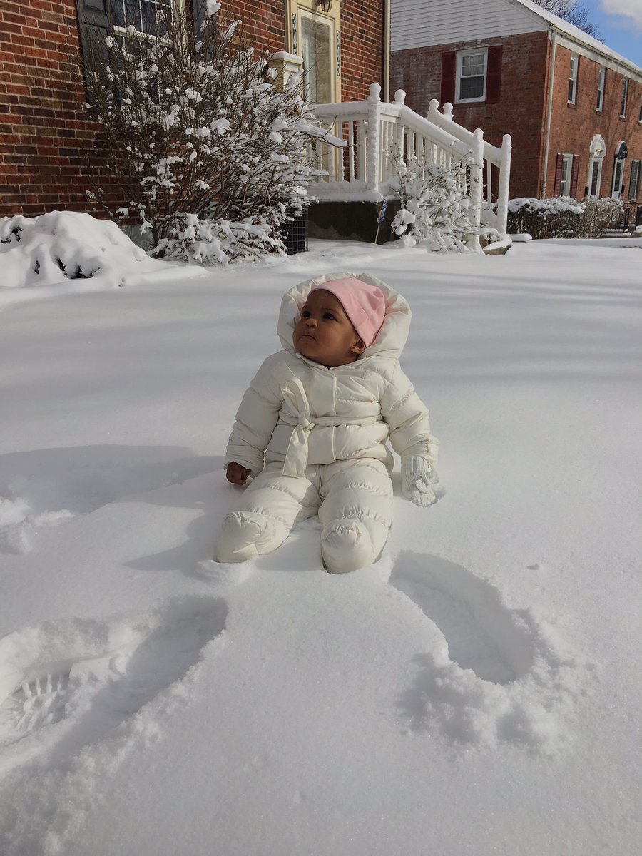 ASIAXXIII's tweet photo. our baby girl's first snow day ❄️ https://t.co/ozEvfyT9v1