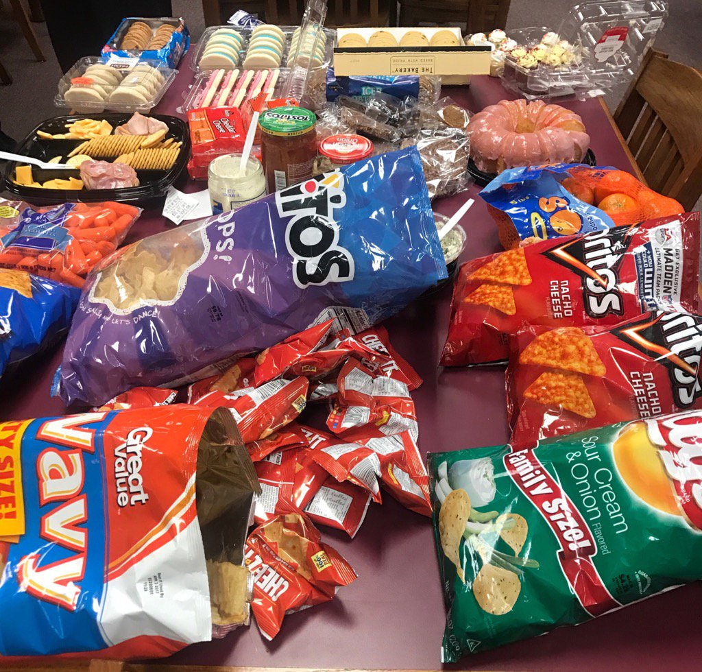 cmccookhcbe's tweet photo. Thank you @wrhs_fbla for teacher snacks this afternoon. #FBLA #CTAEWeek #GoDemons https://t.co/xfIXaFOOLv
