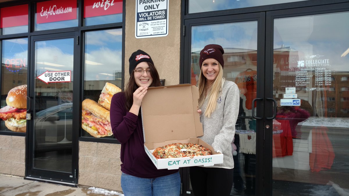 CollConnBG's tweet photo. Our hats paired with @EatatOasis pizza makes a perfect combo! #snowday #NationalPizzaDay #ColdWeatherPlan https://t.co/dkzxHVR26z