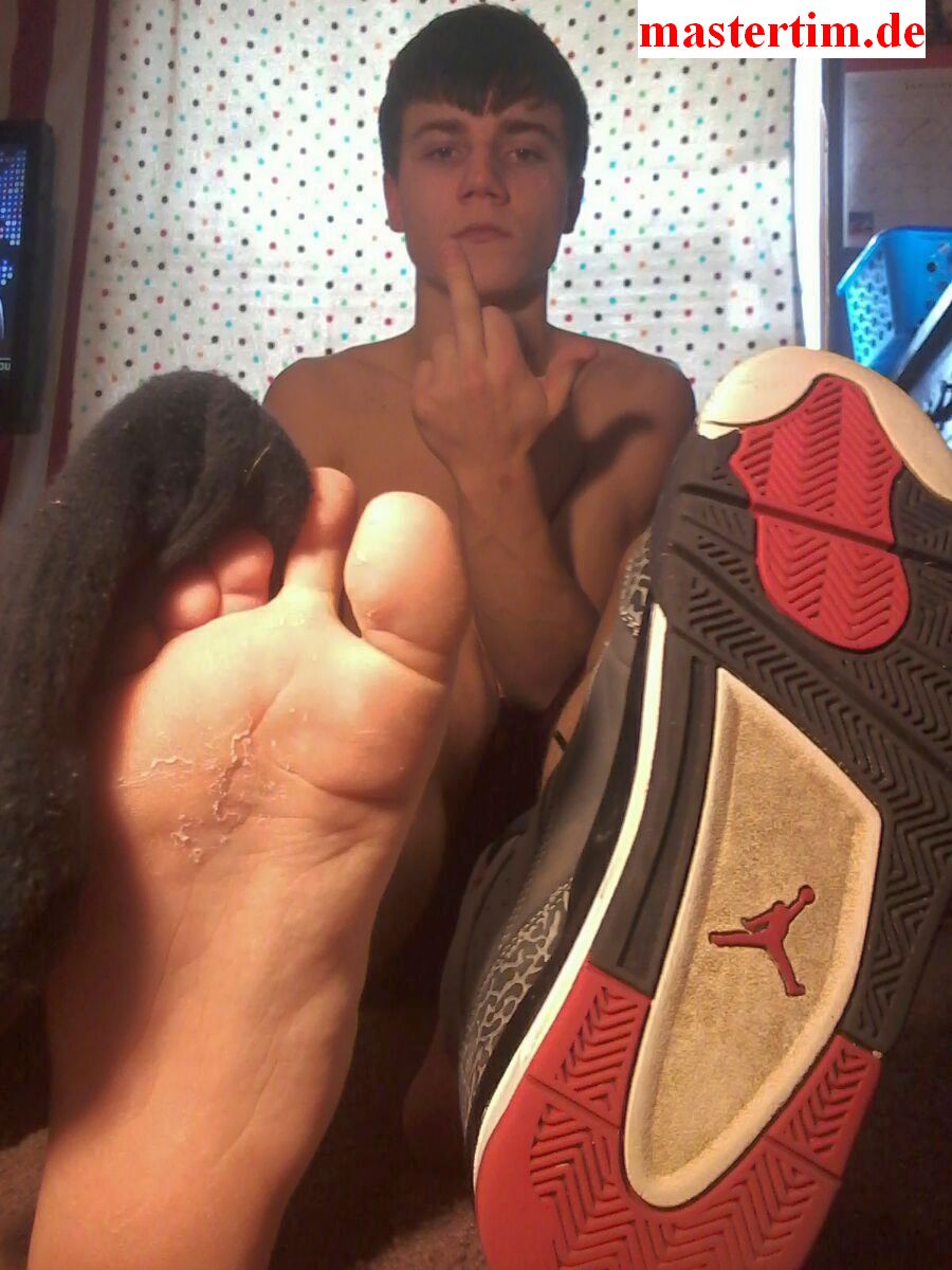 kingtim2012's tweet photo. The American #teenmaster aka #mastergod11 with hot #malefeet and #jordanshoes new photos of this #footmaster on https://t.co/FldTNHbext https://t.co/HFPo6RDIg7