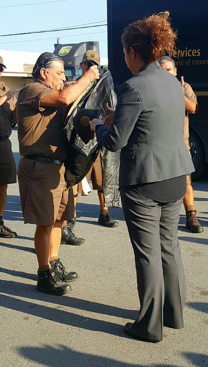TXHARBWNUpSAFE1's tweet photo. Harlingen Driver, Efrain Lopez , receiving his COH jacket. Congratulations Efrain. #redriversafety https://t.co/c2csWB9ABB