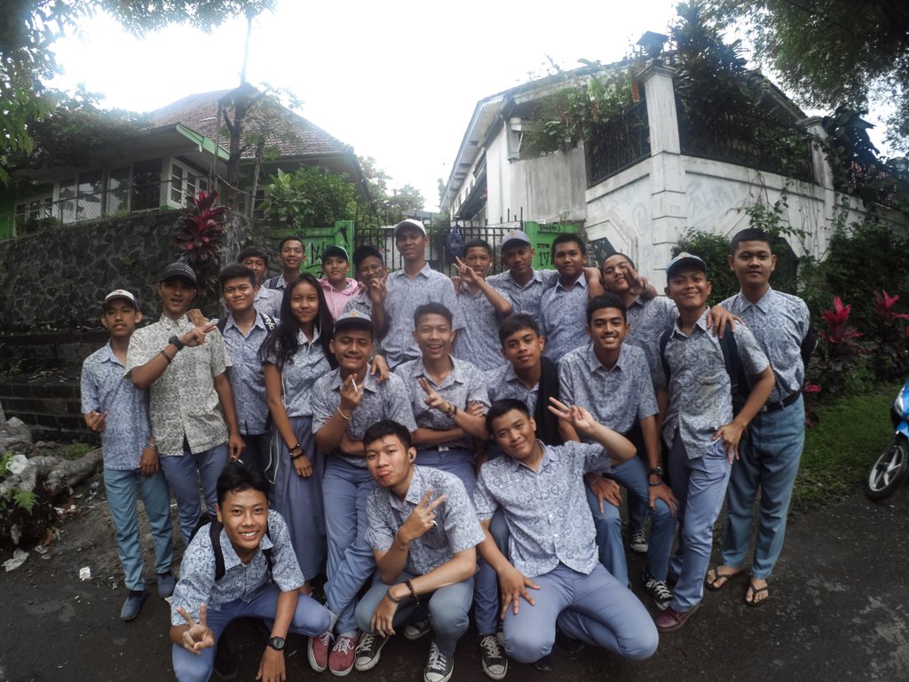 Smea63_'s tweet photo. Suatu saat ini bakal jadi cerita buat anak kita kalo kita dulu pernah punya temen yg gila waktu SMA #batikdays https://t.co/qjB7dFxPq1