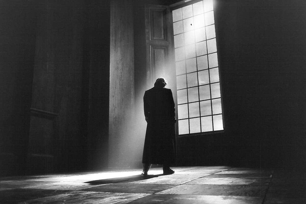 AlmeidaTheatre's tweet photo. With just over week until #Hamlet, here's a #TBT to our 1995 production with a cast including #RalphFiennes @lewis_damian &amp; #TaraFitzgerald. https://t.co/OoCPn9b6Ol