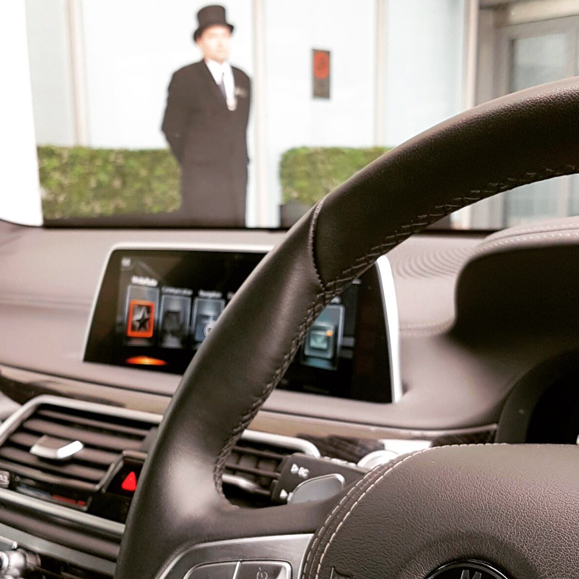 HeathrowVIP's tweet photo. From the moment you arrive we get you feeling relaxed, never rushed . . #personalbutler #windsorsuite #bmw #luxurytraveler #privateservice https://t.co/Vf4AqCyoPI