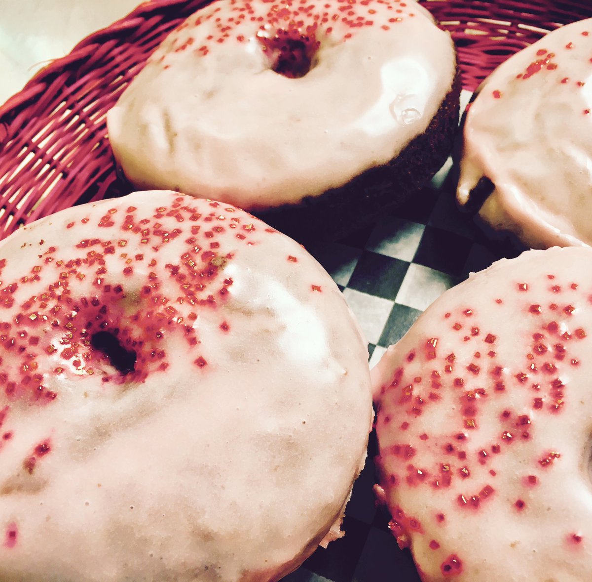 Gâtez votre Valentin (ou vous-même!) avec un beigne au fraise et chocolat!💝

These 🍓🍫doughnuts are like sending a valentine to your stomach!