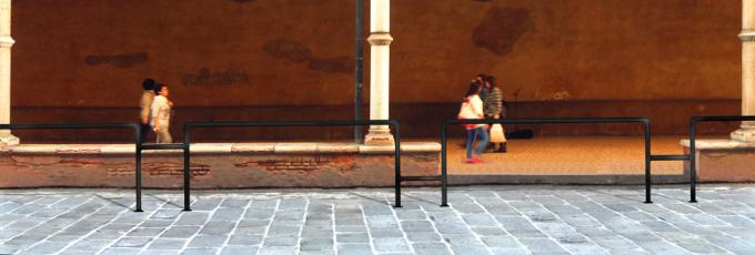 comunebologna's tweet photo. #StradaMaggiore: via libera ai lavori per le nuove protezioni per la pista ciclabile lato Portico dei Servi https://t.co/uz72iLbp7O #Bologna https://t.co/QhLKeCWRxt