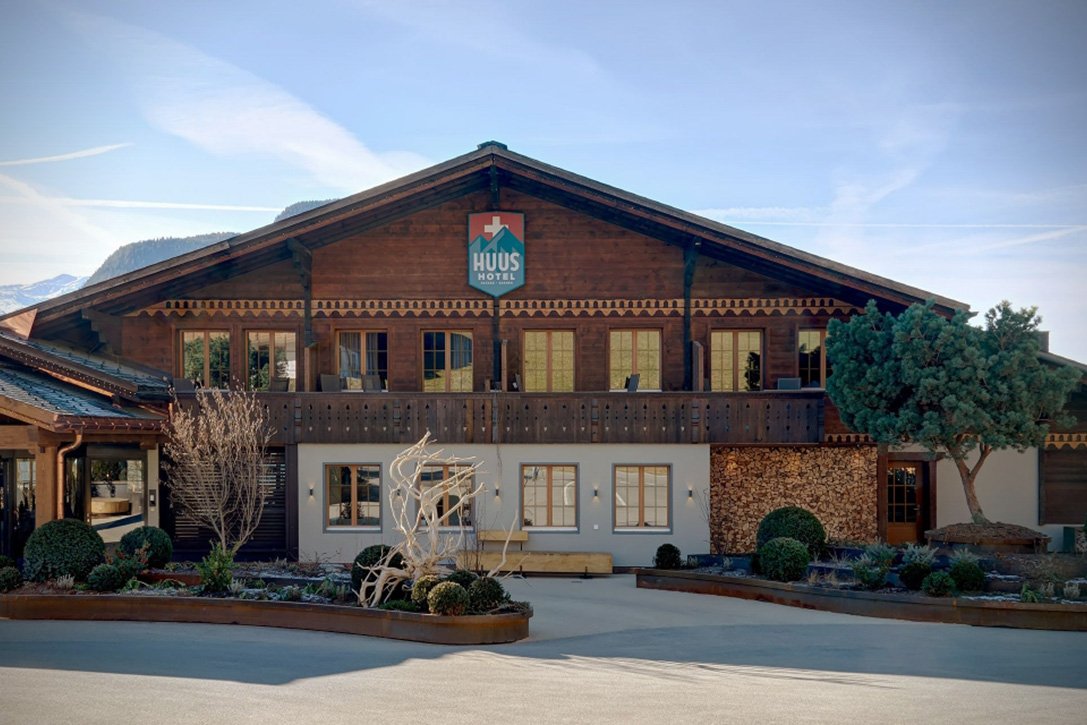 De grens over met ons meubilair! Mooi project voor hotel HUUS in Gstaad, samen met @NLgreenlabel en <a href="/Greenhovenier/">Greenm2</a> bit.ly/2kvZdZk