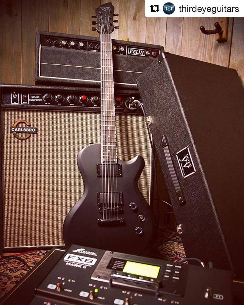 layvent's tweet image. Pedalboard custom with case for a fractal fx8 ! 76x38 cm in black &amp;amp; gold Marshall tolex. 
… ift.tt/2k7xz67