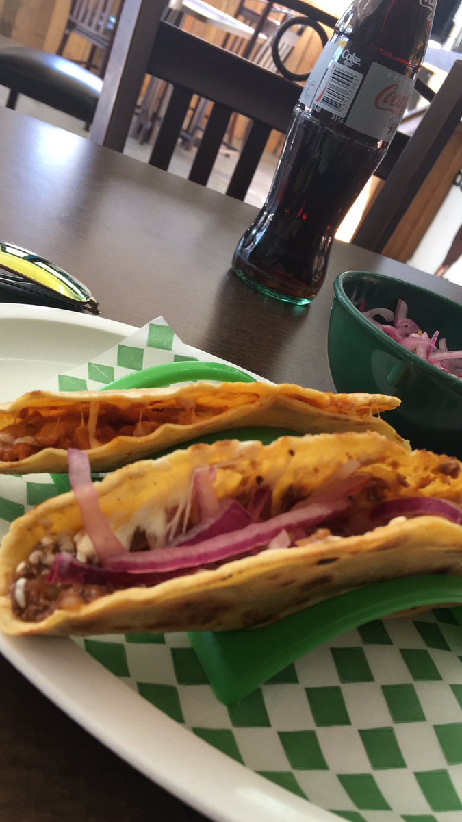 josueagarza's tweet photo. Con permiso una de #Chicharron 🐷y una de #Deshebrada https://t.co/gl8tQZXaXL