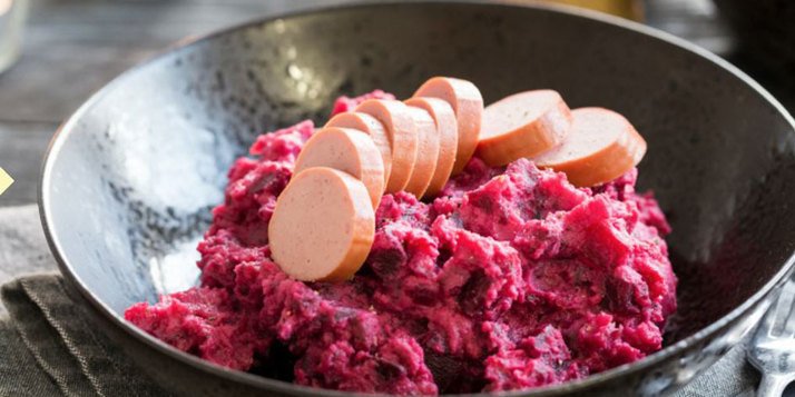 Lekker: bietenstamppot met Gelderse rookworst #recept #smullen --> ow.ly/4VPP308Lpyy