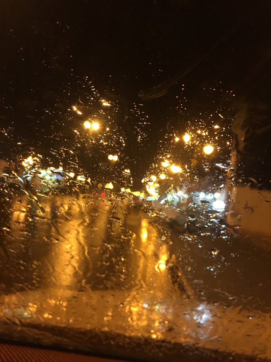 وليه المطر بالذات ريحه وصبه
كنه رسولٍ بين الاحباب بالذات