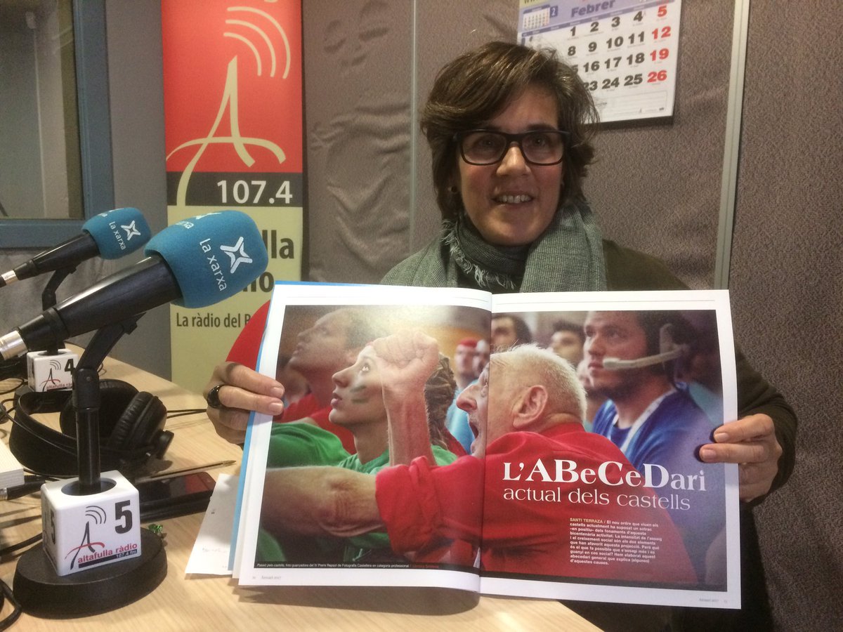 CastellsEnXarxa's tweet photo. Gemma Soldevila i Quimet Sans, protagonistes de la foto castellera de l'any als premis de #NitdeCastells17 https://t.co/8WLTAhWfI5 https://t.co/GhiAId0S87