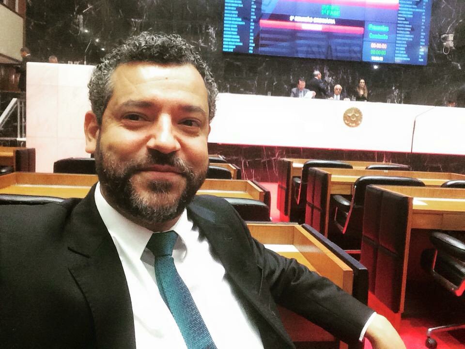 mariocaixa's tweet photo. Agora no plenário JK para a reunião das 14 horas. Mais tarde tem Galooo no Horto! #ALMG #CaixaPresente #PartidoVerde https://t.co/LGs8csLh7A