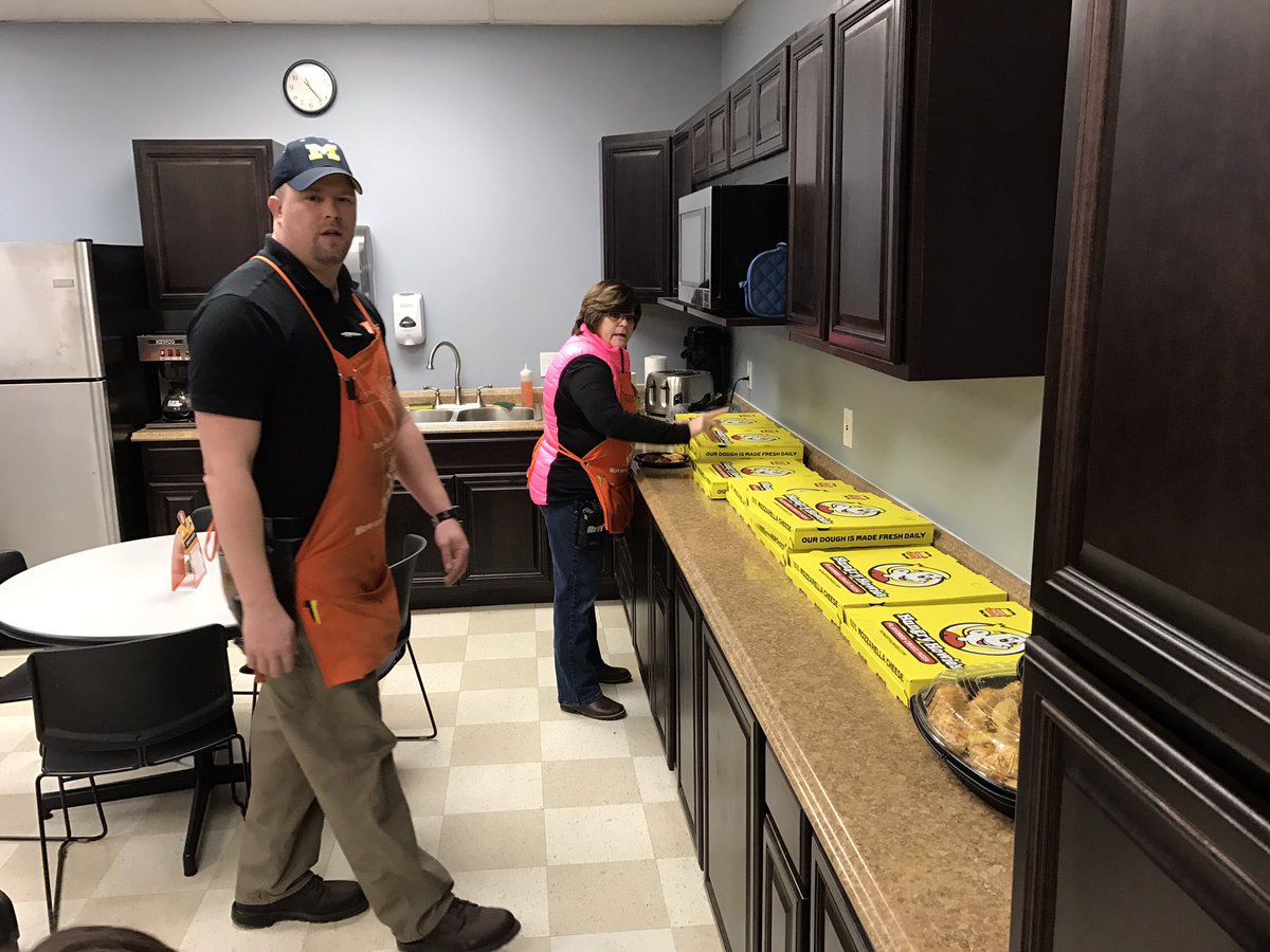 stacyp3006's tweet photo. National pizza day having a blast#MWFEB2017(2733)@THDFortGratiotM @DonMandeville @amytlawrence1 @BruceSimon60 https://t.co/wnPTSPCkzA
