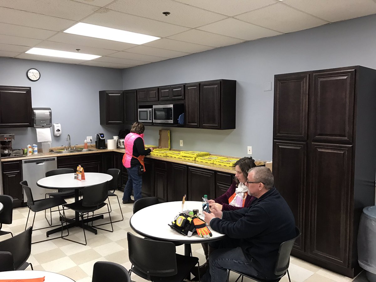 stacyp3006's tweet photo. National pizza day having a blast#MWFEB2017(2733)@THDFortGratiotM @DonMandeville @amytlawrence1 @BruceSimon60 https://t.co/wnPTSPCkzA