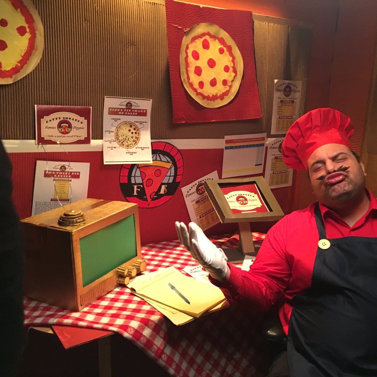 TheSpookedHorse's tweet photo. Fatty Bonati will-a make-a you-a pizza on #NationalPizzaDay !! Come and get it #karateTortoise! https://t.co/gPPZ1p8H2c