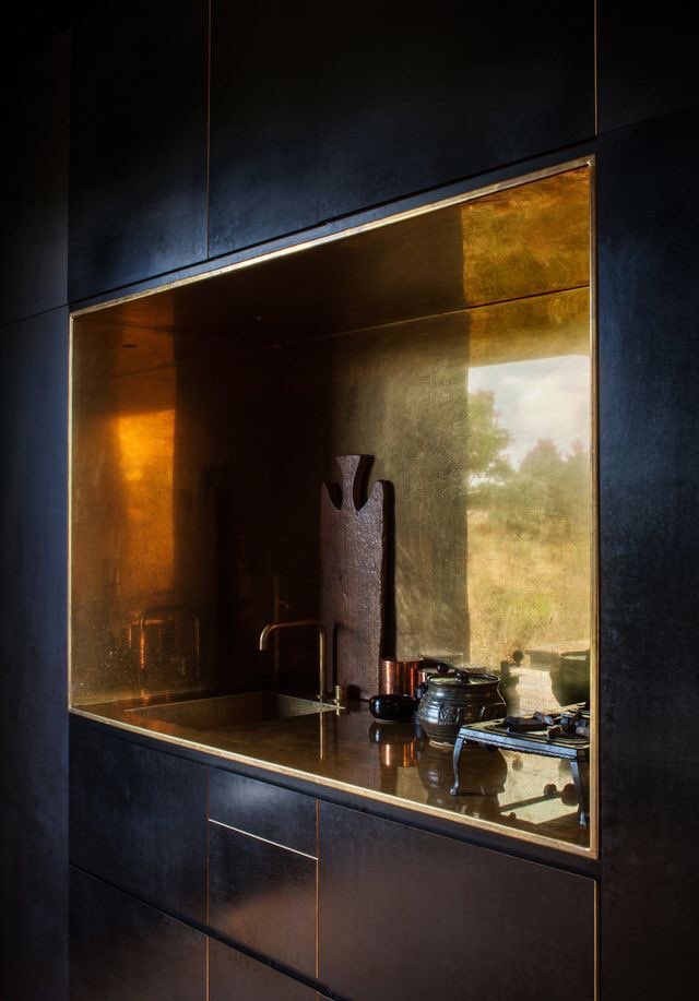 alexcrabtreepr's tweet photo. This would be a dream #kitchen for me! Black and metallic finishes! #pinterestinspo #dreamkitchengoals #brasskitchen https://t.co/eTxbYFYiTQ