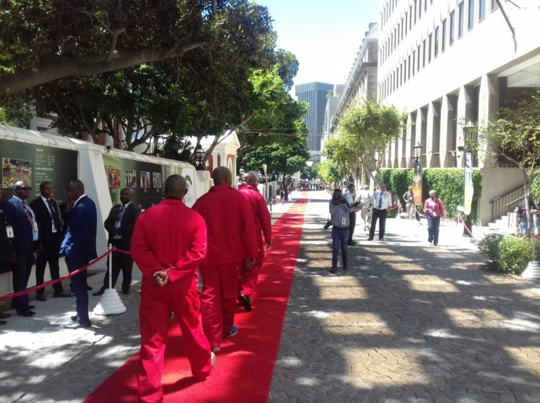 NduNhlapo's tweet photo. Sengiphethe amageza ezinsizwa #SONA2017 @IzindabaNews24 https://t.co/KMSclu1T1h