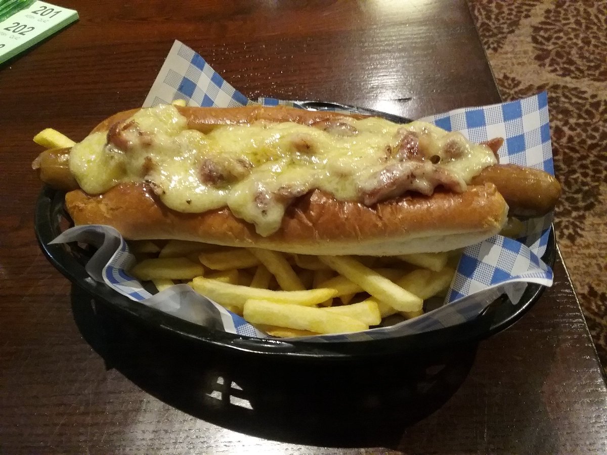 thewhistlestop2's tweet photo. Delicious melted dog @thewhistlestop2 #southleedslife #leedshour #beestonleeds #localpubs #leedsliving #football #skysports #btsport #hotdog https://t.co/6cLf5R86Is