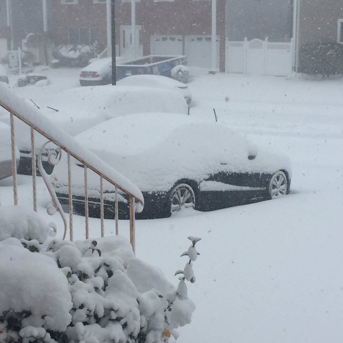 drmfodo's tweet photo. Still snowing #listormwatch https://t.co/gGmXIszIxV