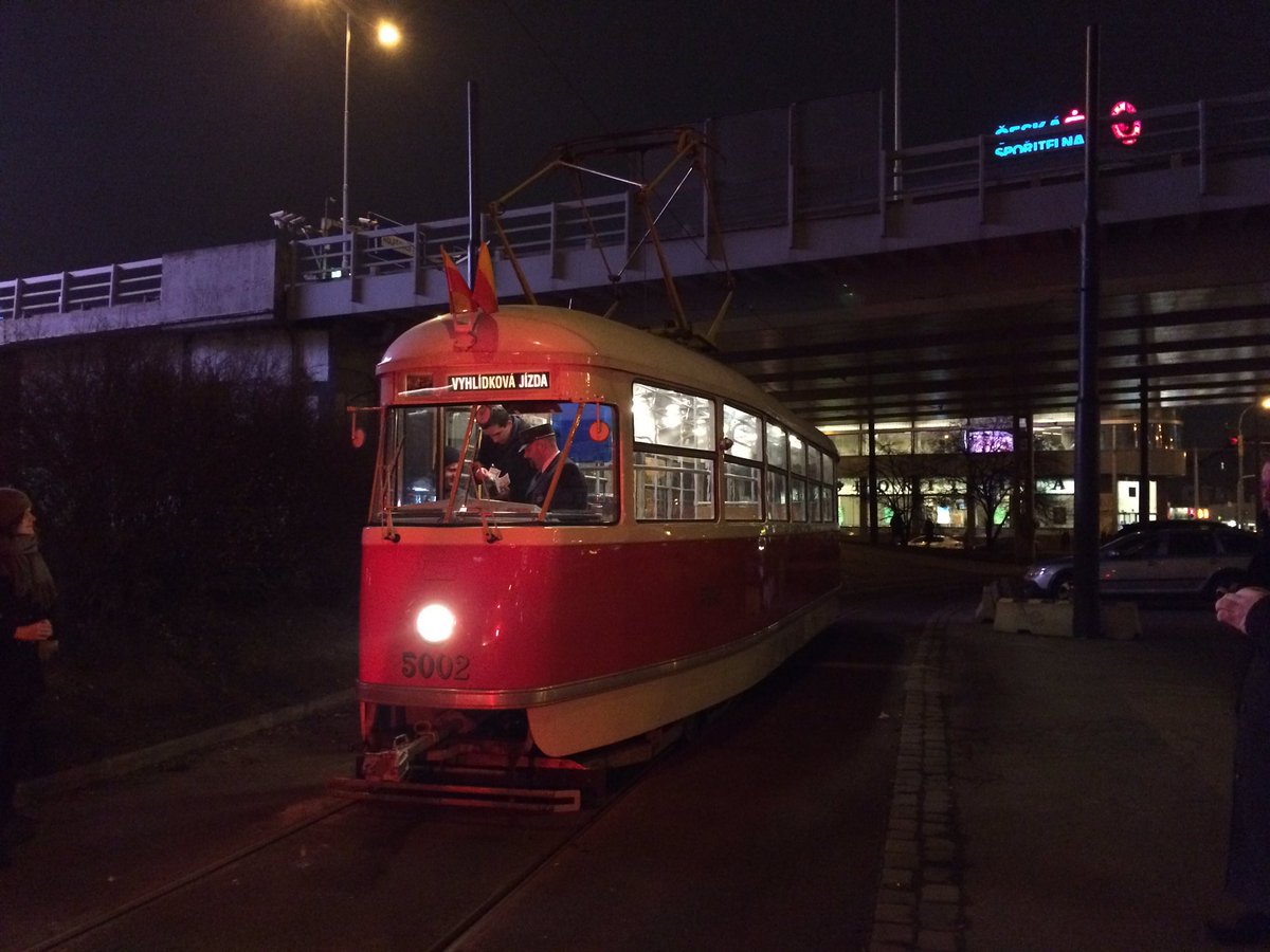 HanaOjanen's tweet photo. Dnes slavíme 5. narozeniny @Somemove. Jedeme přes celou Prahu v týhle fešandě. 😏 https://t.co/q6w1tFzJM1