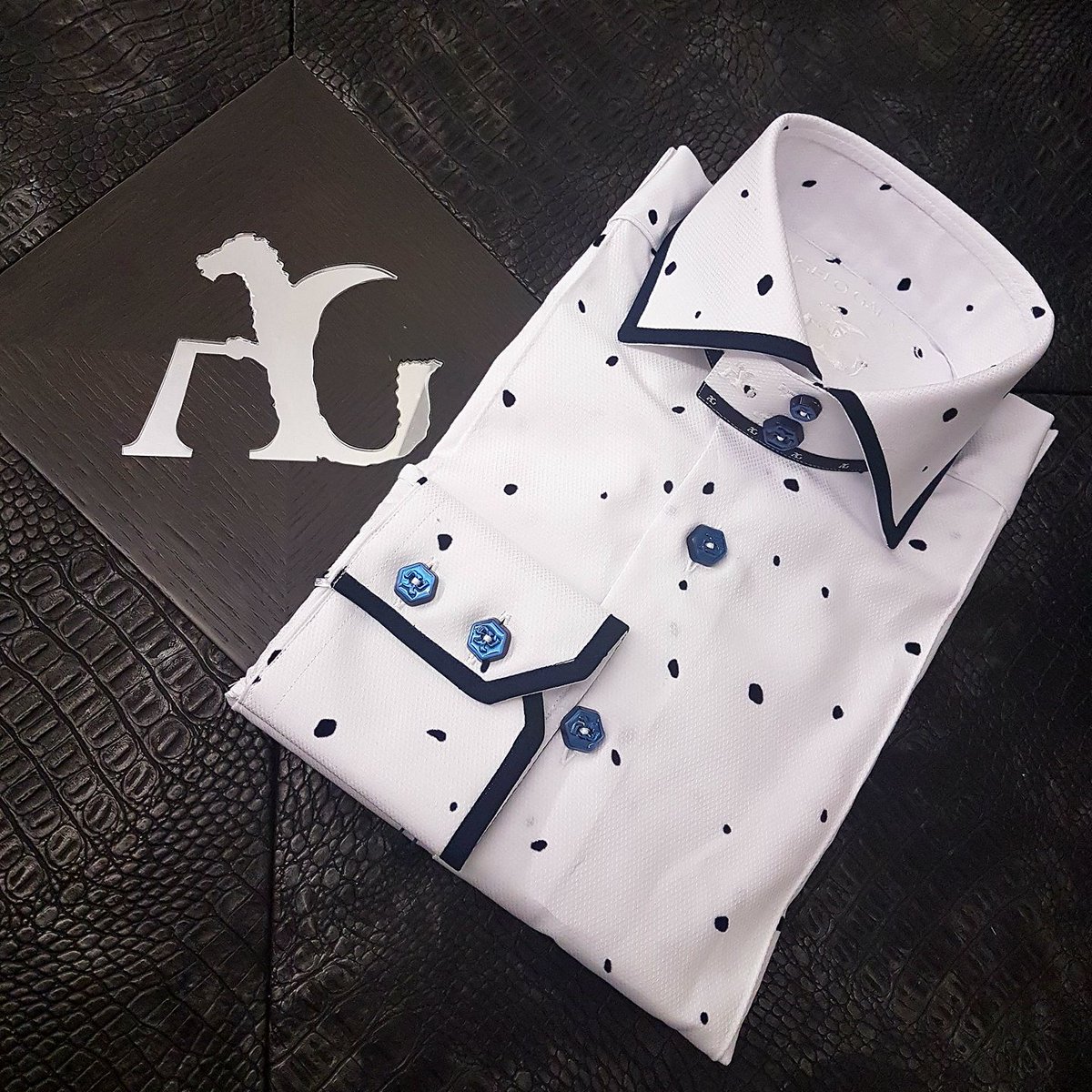 AngeloGalasso's tweet photo. Timeless design and luxury fabrics shirts at Angelo Galasso boutique in London!
#AngeloGalasso #luxurywear #firstcalls #gentlemen https://t.co/PpjJqxi6d1