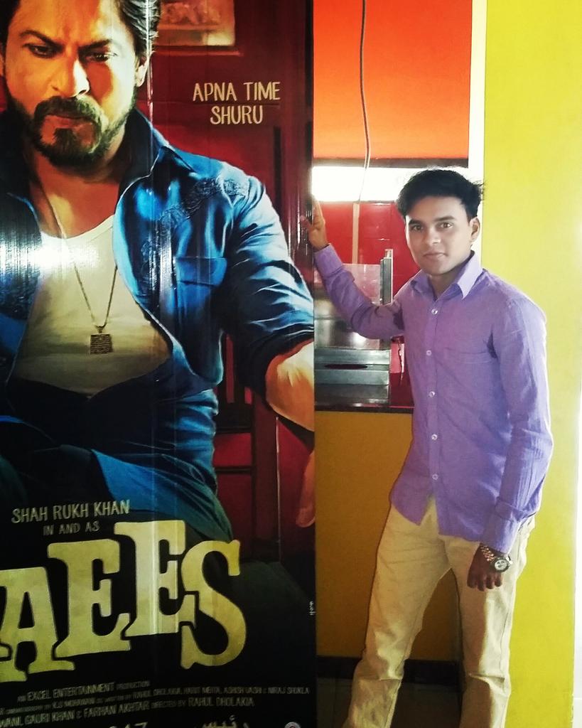 Iamarbazzzzz's tweet photo. Raees ki niyat bandh li thi phir dekh kr hi rahena tha #ReliveRaees @iamsrk @redchilliesent https://t.co/rwfstPFMlM