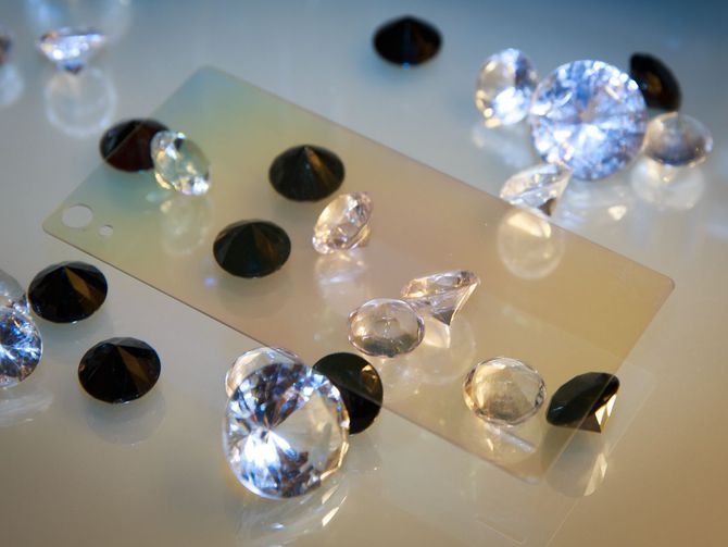WorldDiaMark's tweet photo. By the end of 2017, you'll be able to buy a smartphone with a screen made with diamond. Yep, diamond >> https://t.co/XmqLDt6DfE https://t.co/iegL94zsH3
