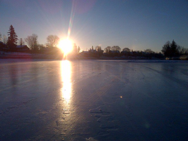 NCC_Skateway's tweet photo. Sunrise on the #RideauCanal Skateway. #CanalMoments https://t.co/ef3PwoXeG0