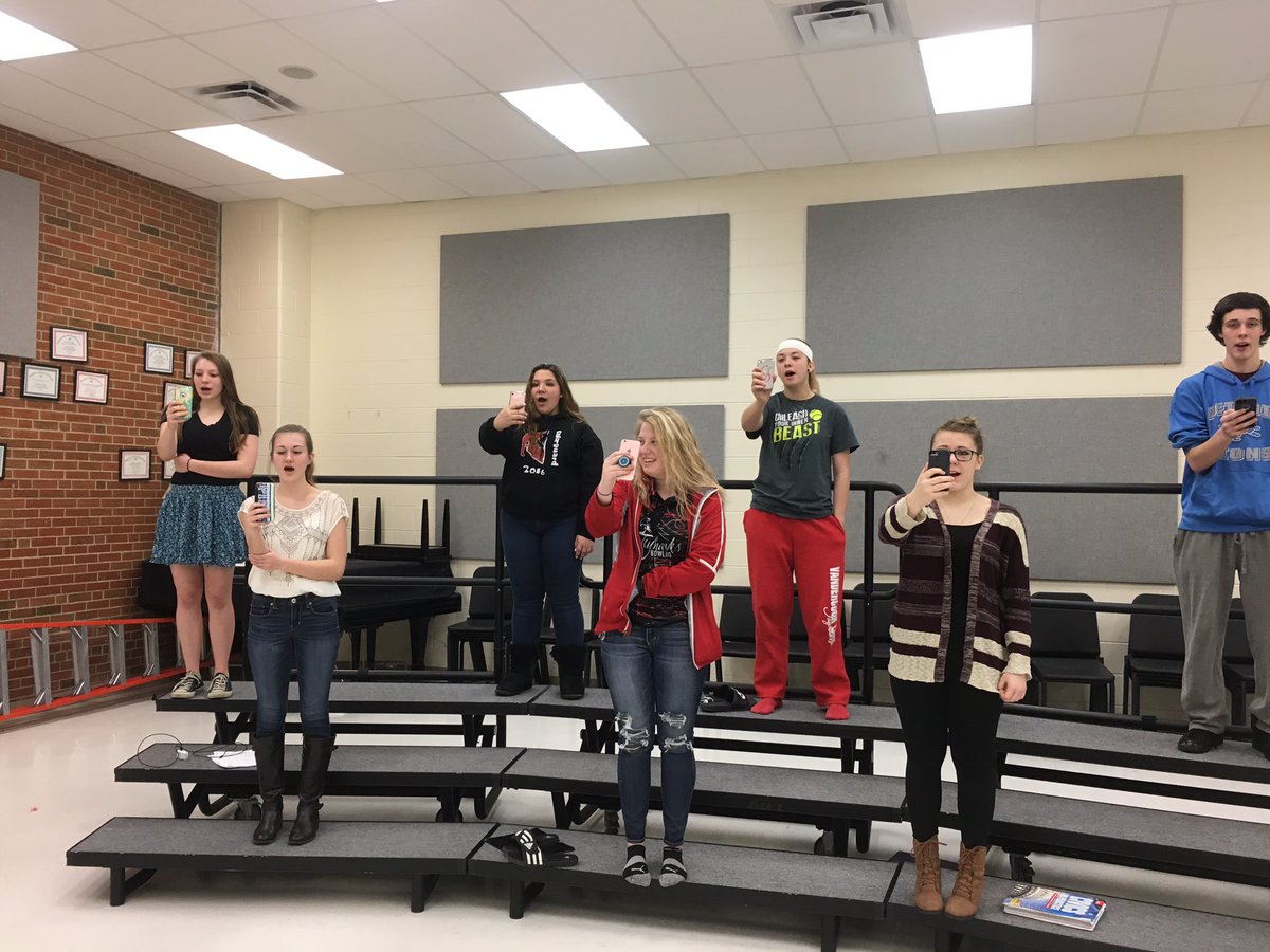 VCLMusic's tweet photo. Students in the Chorale (select choir) using their devices and @Seesaw to record and critique their singing. #vandyjayhawks https://t.co/2pF28bJTZH