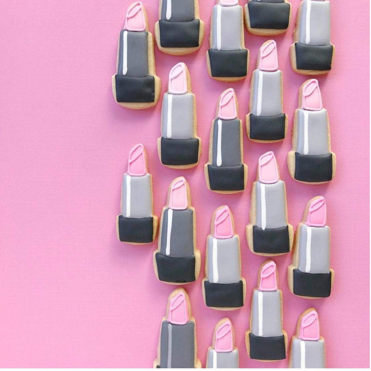 sochoix's tweet photo. #WhenMakeupisLife These lipstick cookies from @hol_fox are so cute! https://t.co/utcymR9Q6u