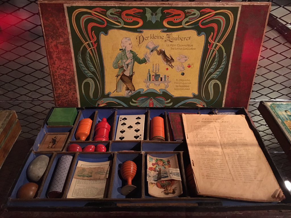 GreenKingdomEnt's tweet photo. ¡Pasen y vean! Hoy no nos podíamos perder la inauguración de la exposición #HoudiniDesatado en el @EspacioFTef ¡Mágica! https://t.co/LKzp5sAoB1