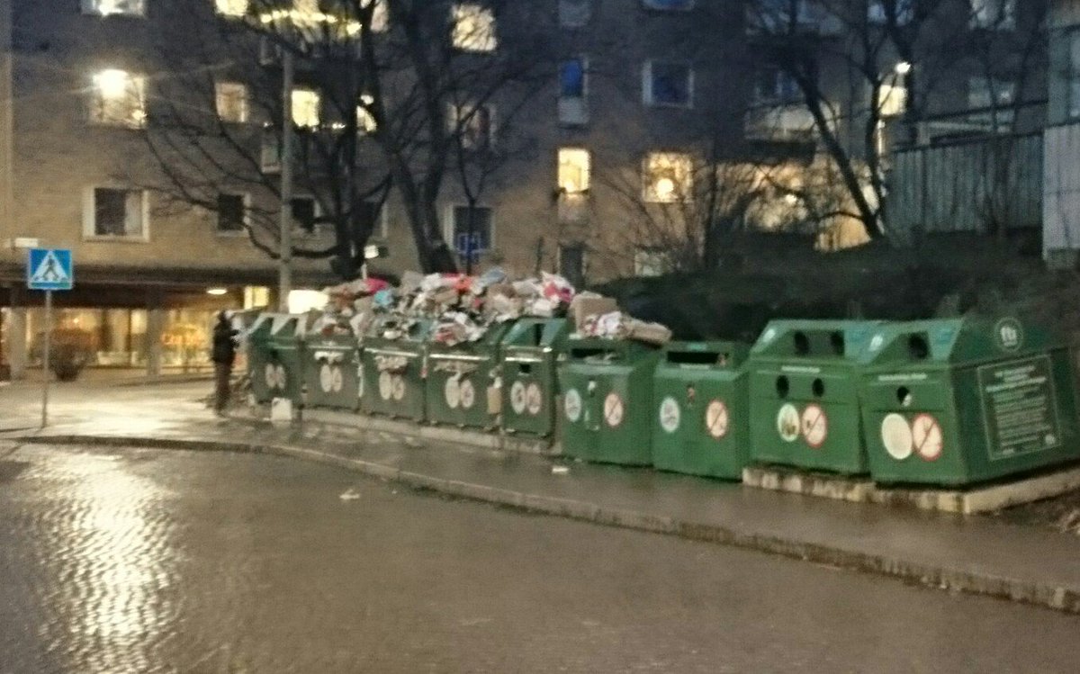 blaslampa's tweet photo. Vi tackar våra EU-migranter för arbetet med vårt sopberg. Svennar, ta hand om er egen skit!
#säkpol #sophantering #miljö https://t.co/e3TgBhVNnF