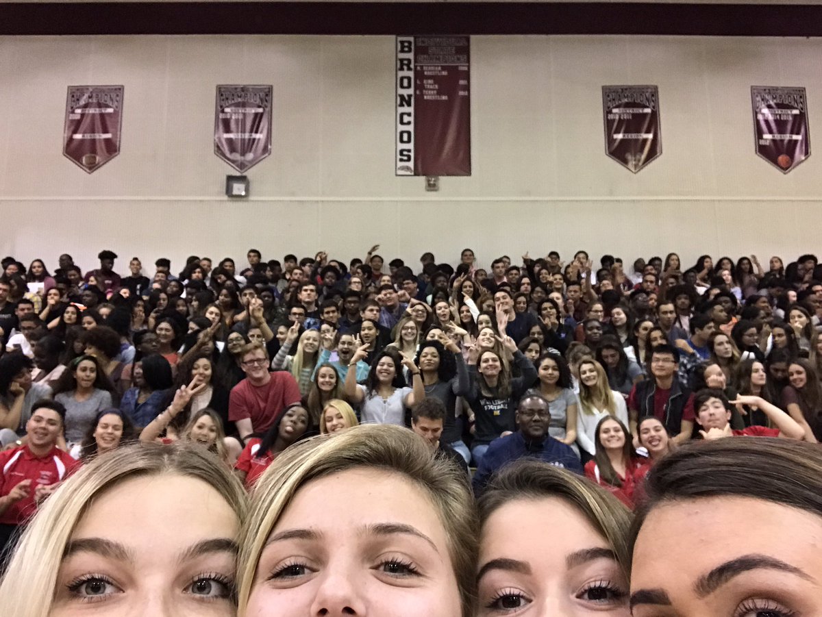 PBCClassof2017's tweet photo. selfies with class council at the senior picture 😜😜 https://t.co/vNMFppqYjz