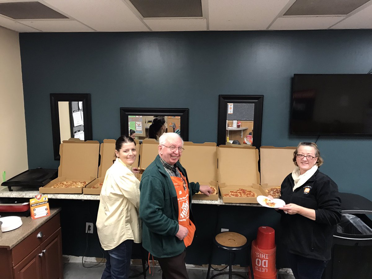 mayor_cox37's tweet photo. Guess that pizza &amp; pizza bingo at 2767 #YUM #NationalPizzaDay #mwfed2017 @troyer_paige @mjzizak @BruceDaron1 @bobsaniga https://t.co/0DrNcByiLt