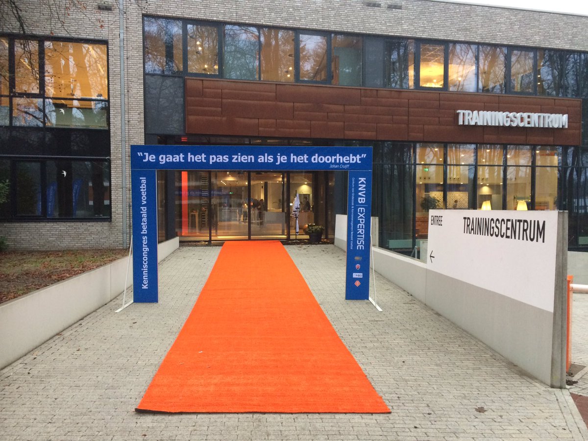 aukjegeubbels's tweet photo. Wat was het n geslaagd kenniscongres! Gaaf om zoveel mensen uit het voetbal bijeen te hebben op 1 dag, 1 locatie en kennis te delen #KBV17 https://t.co/l8xVFKyNTk