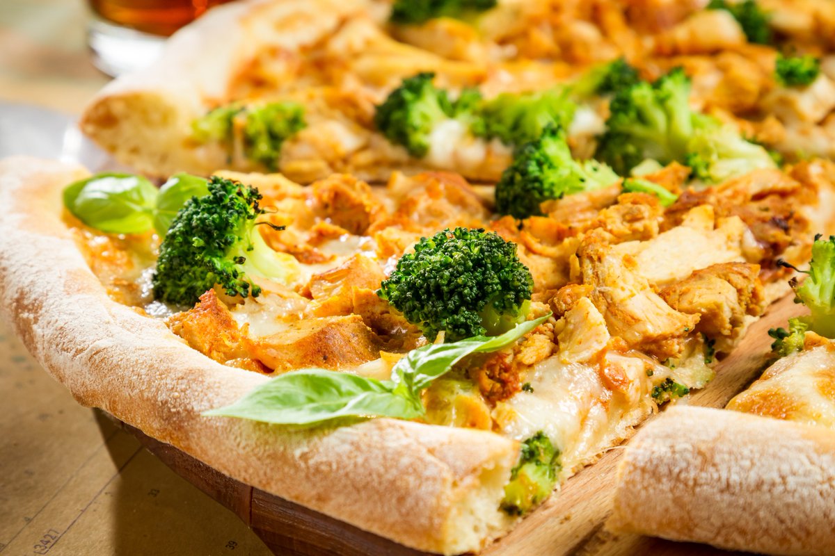 ZoyeOil's tweet photo. Happy #NationalPizzaDay! Feed the whole fam with our healthier, tasty Chicken and Broccoli Pizza!  https://t.co/3hPMzTJYQg https://t.co/yafXvxhpTY