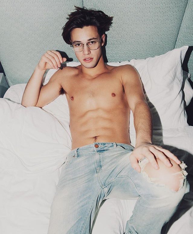 Here is your boy Cameron. Looking for friends and ladies to please. Maybe a relation if it happens. RT so we will have the chance to meet.👅