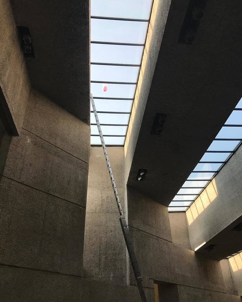 ASPpsu's tweet image. A ladder and a balloon by Fernando Ortega, at Museo Tamayo. ift.tt/2kwOq0P