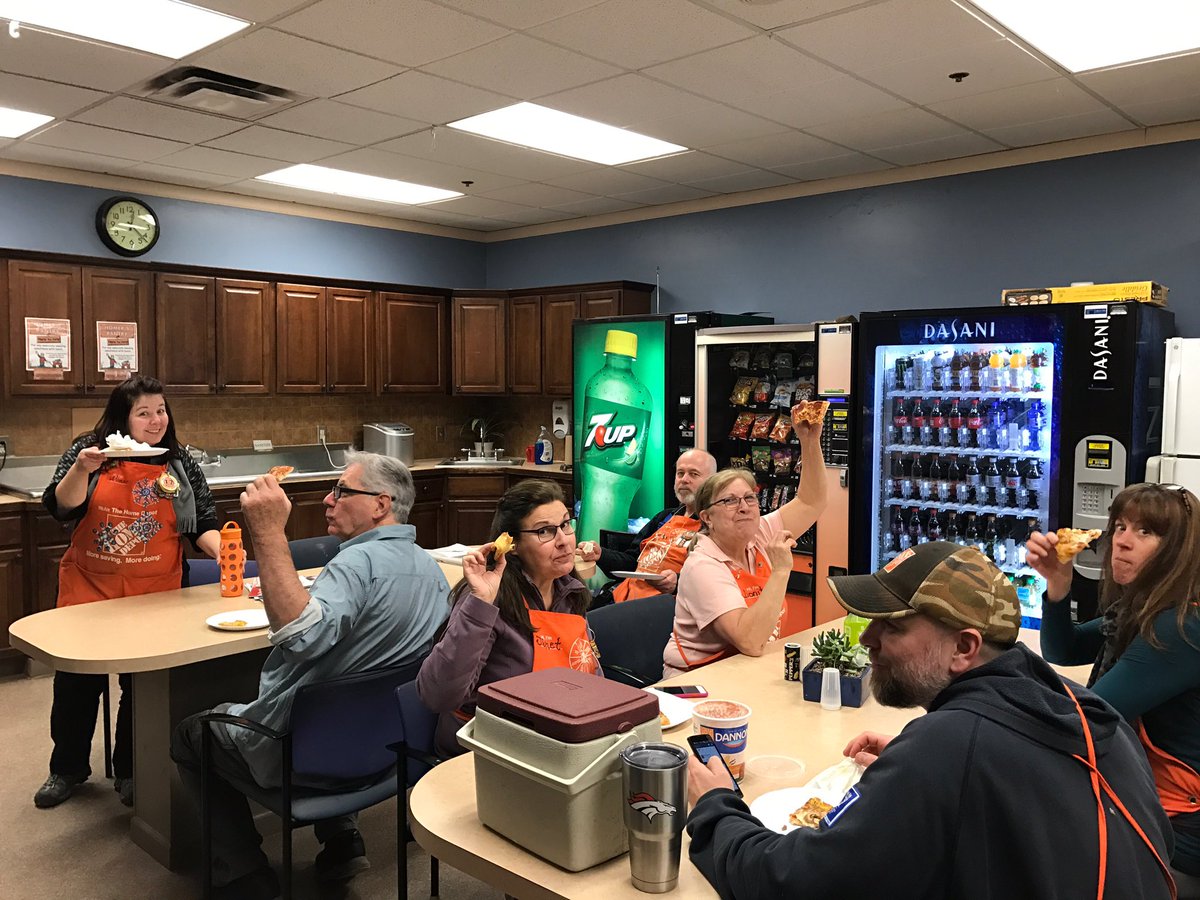 LakeOrionTHD's tweet photo. 2743 is loving National Pizza 🍕 Day!!! #mwfeb2017 @SallyGansiorTHD @asm212230 https://t.co/TnVNVAChuR