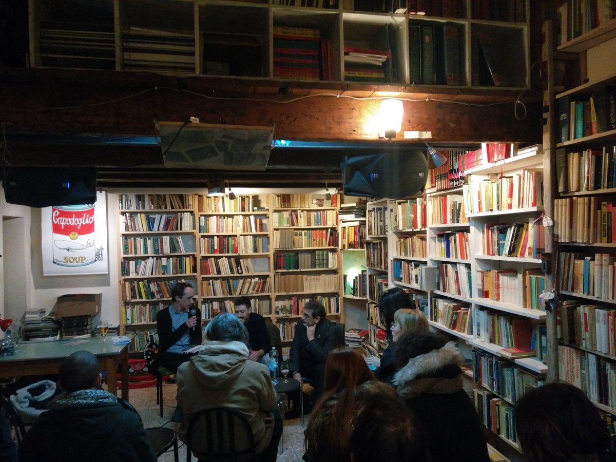 Inizia a @MODOinfoshop la presentazione del reportage di <a href="/mattiamoro/">Mattia Moro</a> sulla città di #taranto