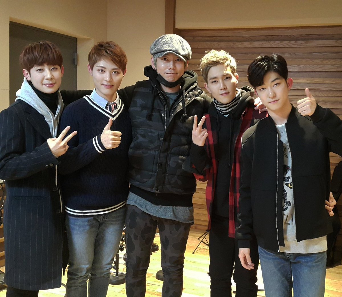 teidreamradio's tweet photo. #테이의꿈꾸는라디오 #꿈꾸라
#느닷없는라이브 #4인조감성발라더
#보이스퍼 와 함께 했어요 💕 https://t.co/K3Az4NTviM