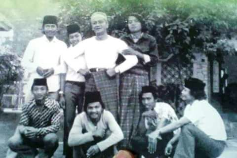 pondokkrapyak's tweet photo. "Pak Ali" begitu para santri dulu memanggil beliau...
Semua santri merasa dekat dengan beliau.. KH. Ali Maksum
Allahu yarhamhu.. https://t.co/6Rwwyi3nzl