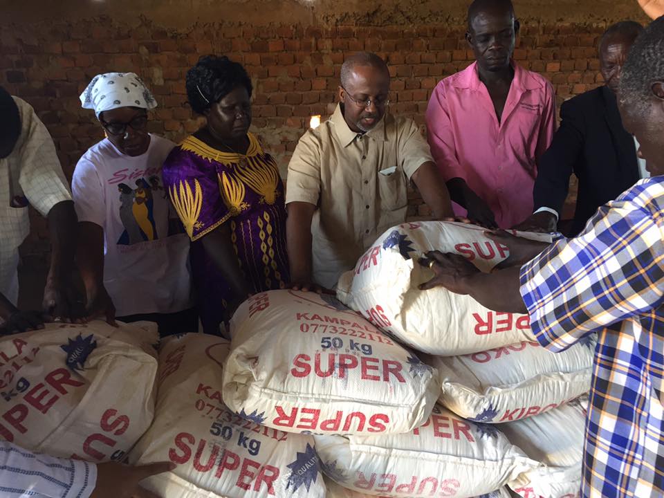 BishopDRJ's tweet photo. Blessing families in Uganda with food! Visit #Uganda2017 mission blog for updates &amp; to leave comments: https://t.co/ffW64LdXEc #MtGileadFGIM https://t.co/o2PVqemXFt
