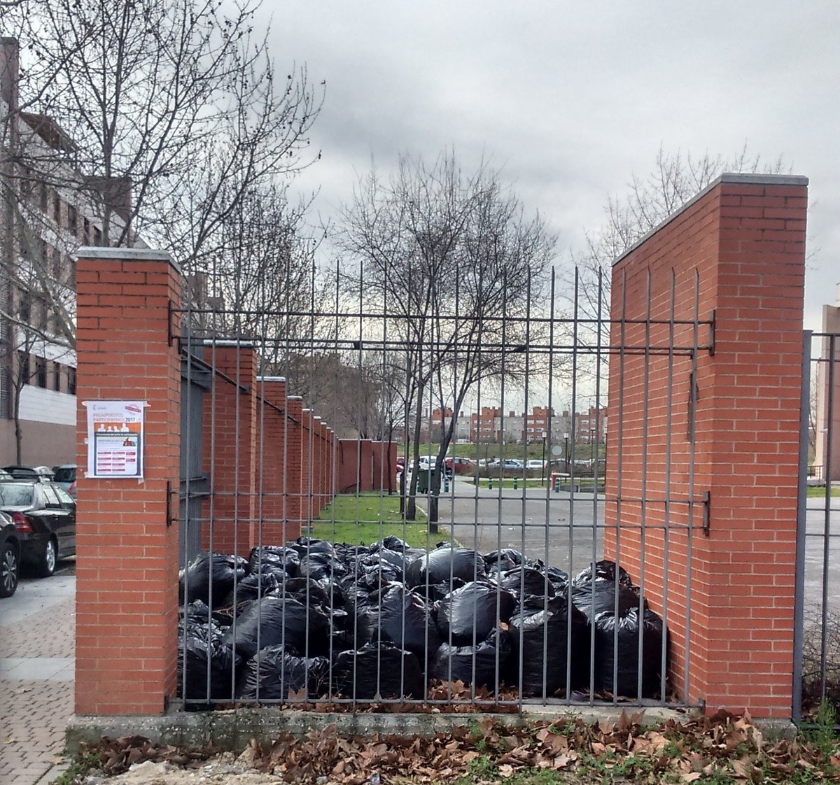 tirafichasfc's tweet photo. Cuando en la @uc3m  tiran nuestros exámenes y trabajos, pero no pasa el camión a recogerlos https://t.co/9PRtwbUyr9
