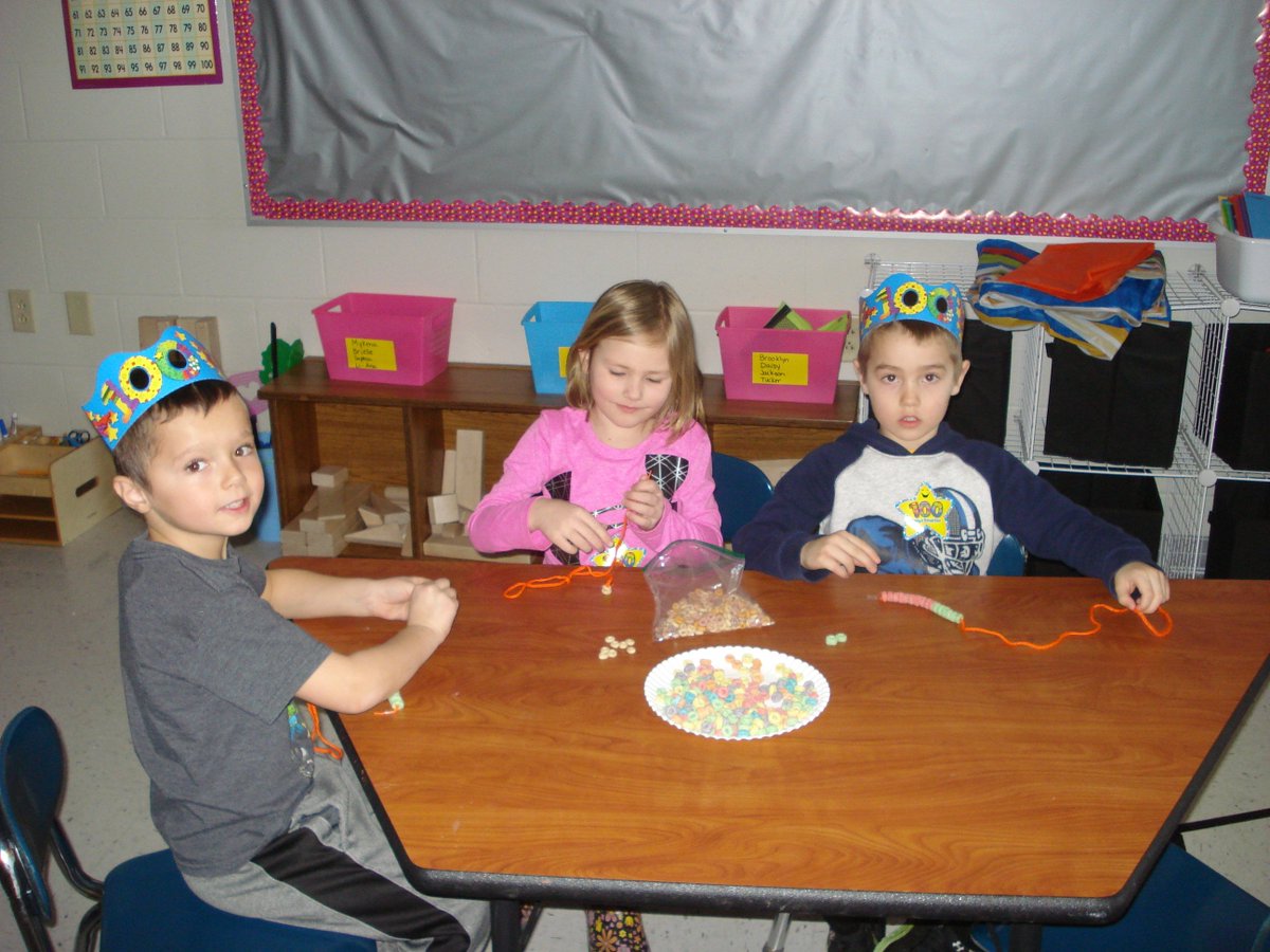 HansonKinder's tweet photo. Making 100th day necklaces!! #hornetpride https://t.co/bKYttMmHyW