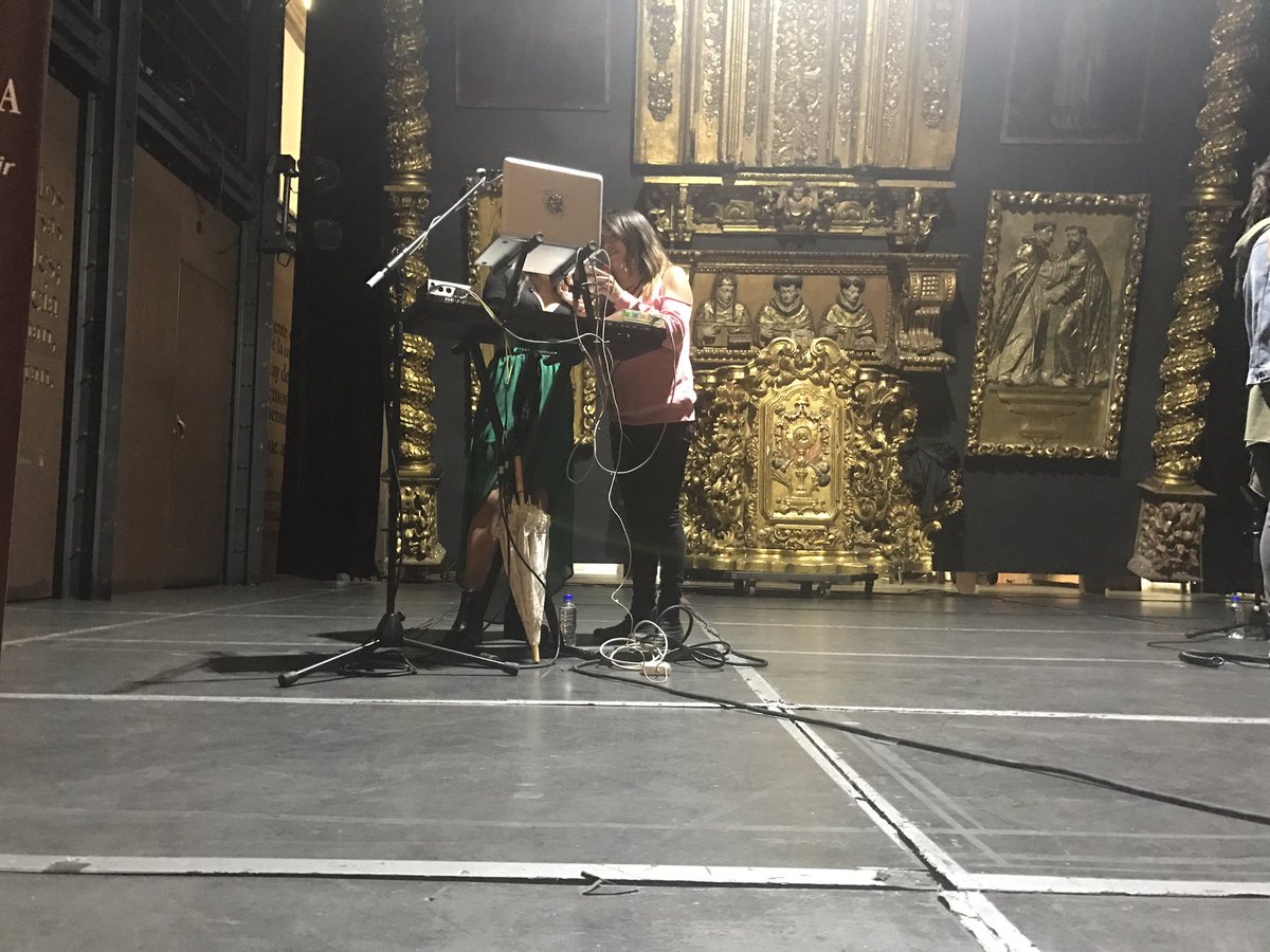 MemoClass's tweet photo. Ya casi , ya casi @madamerecamier soundcheck  en el @ClaustroSJuana  @Dha_Vic trabajando https://t.co/i7JoCNmdBi