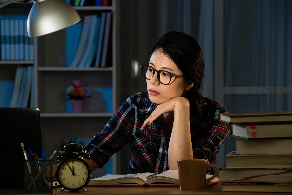 To stay up late. Девушка айтишник. Бессонница за компьютером. Stay up late at night. Перед компьютером.